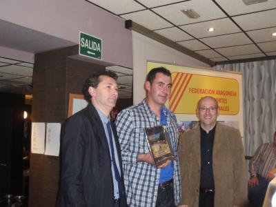 Sergio recibiendo su premio de Campeón de Aragón