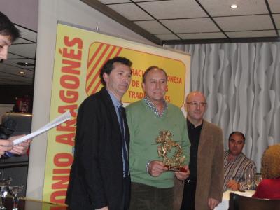 Julio recibiendo el trofeo del Club como campeón de la Copa Aragonesa de Barra