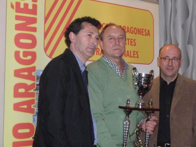 Julio Recibiendo la Copa de Campeones de Aragón de Clubes